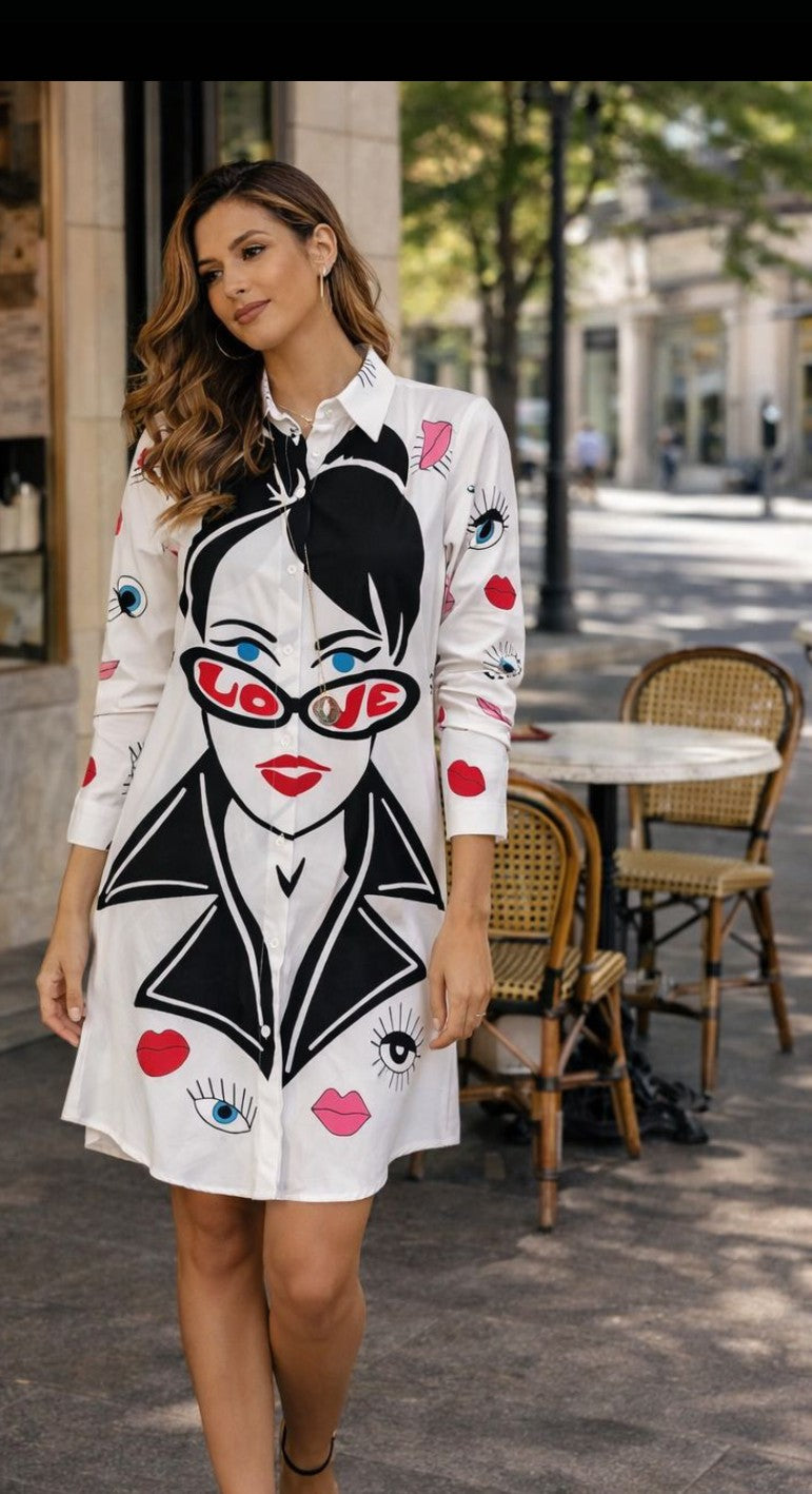 Vestido en blanco con diseño en negro y rojo y colores mix