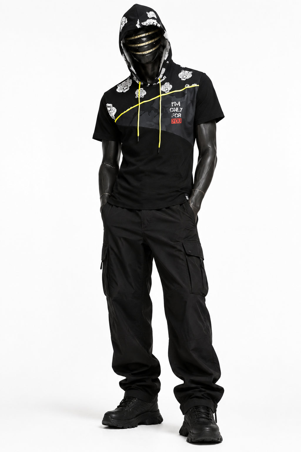 Camiseta con capucha negra