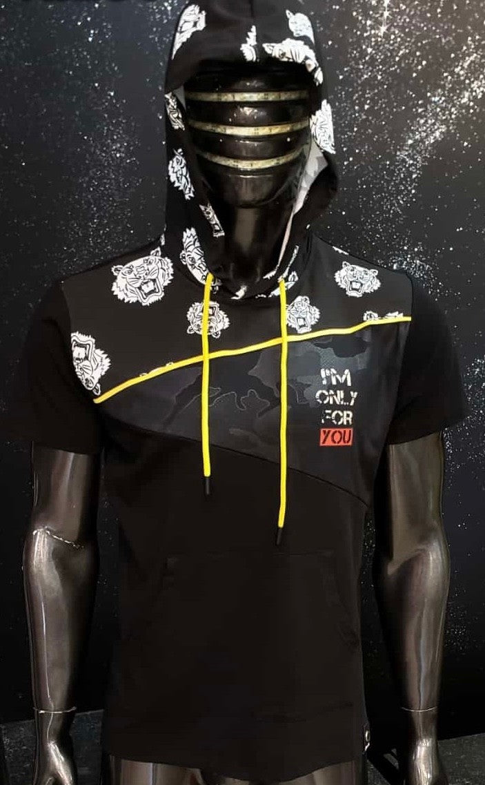 Camiseta con capucha negra