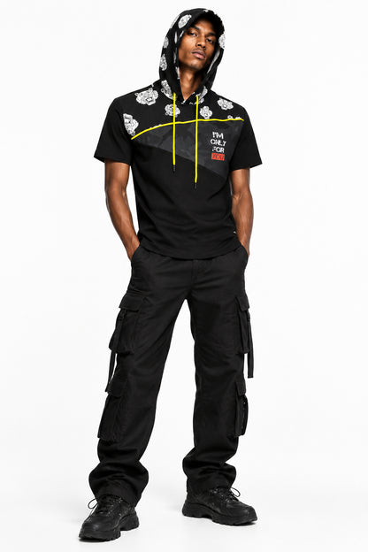 Camiseta con capucha negra