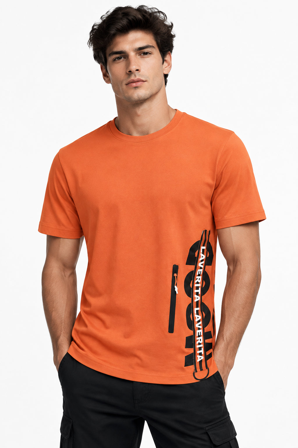 Camiseta negra de cuello redondo confirmada en una suave mezcla de algodón