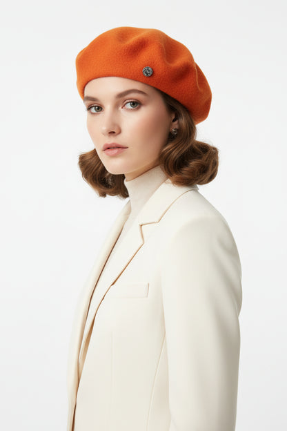 Spanish Wool Beret Hat Female Elegant French Painter Hat Badge Satin Lined British Retro Stewardess Hat Off-White M (56-58cm)