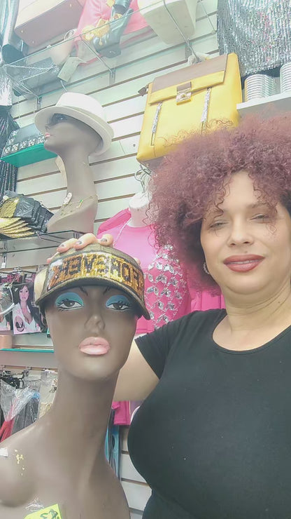 Gorra con diseño transformable en la parte de adelante