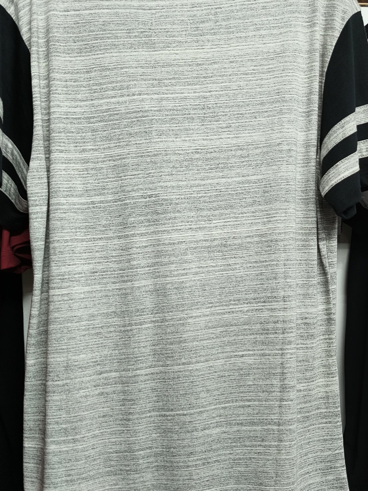Suéter gris con manga en raya negra