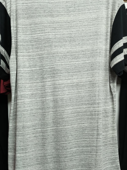 Suéter gris con manga en raya negra
