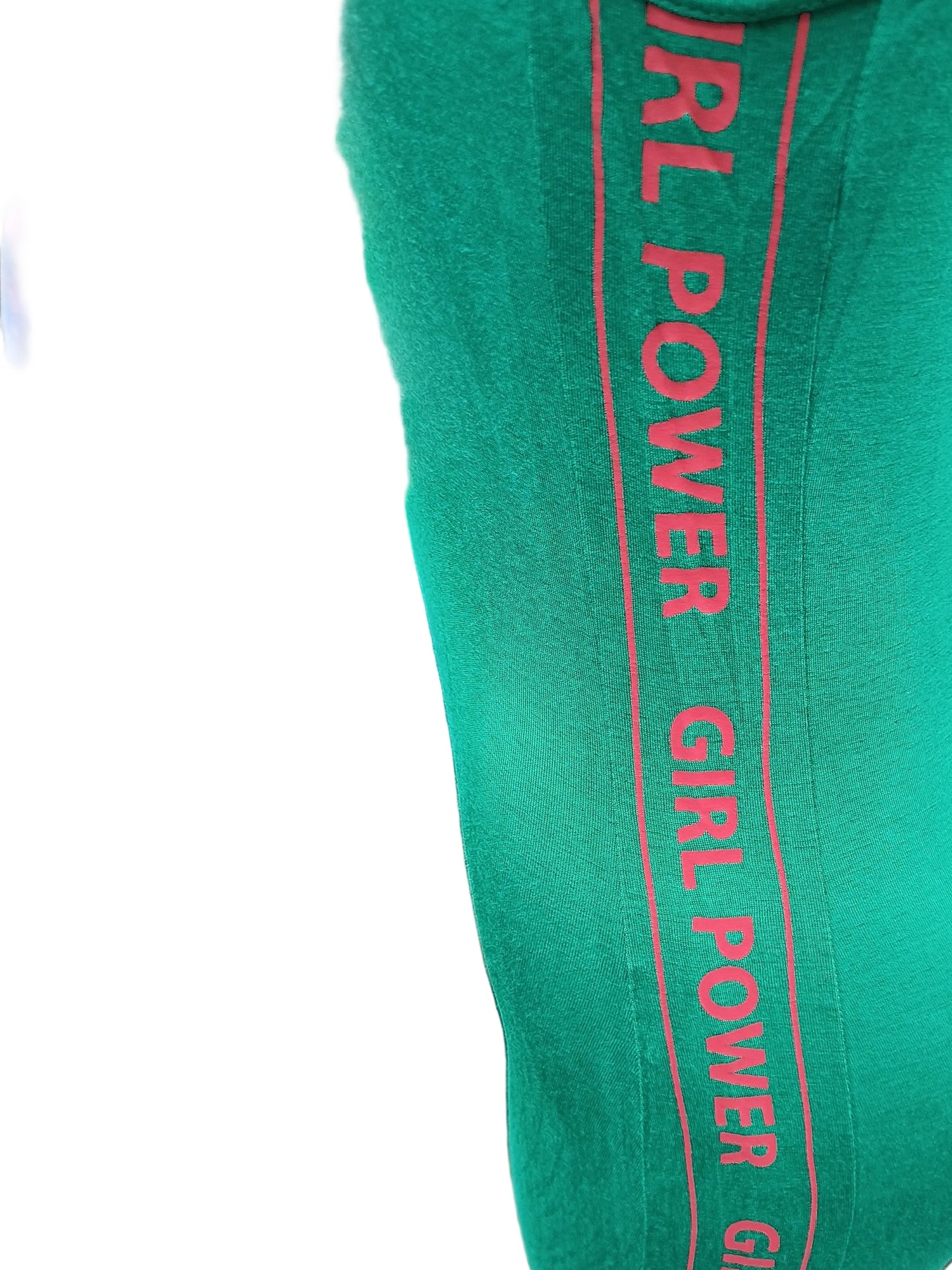 Una sola pieza en verde con letra en rojo