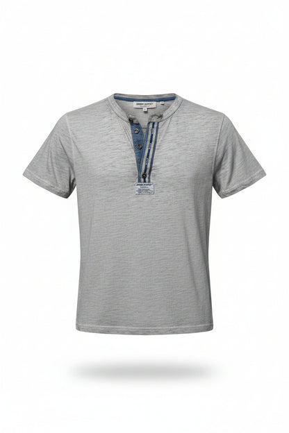 Poloche gris con diseño en el cuello en botónes