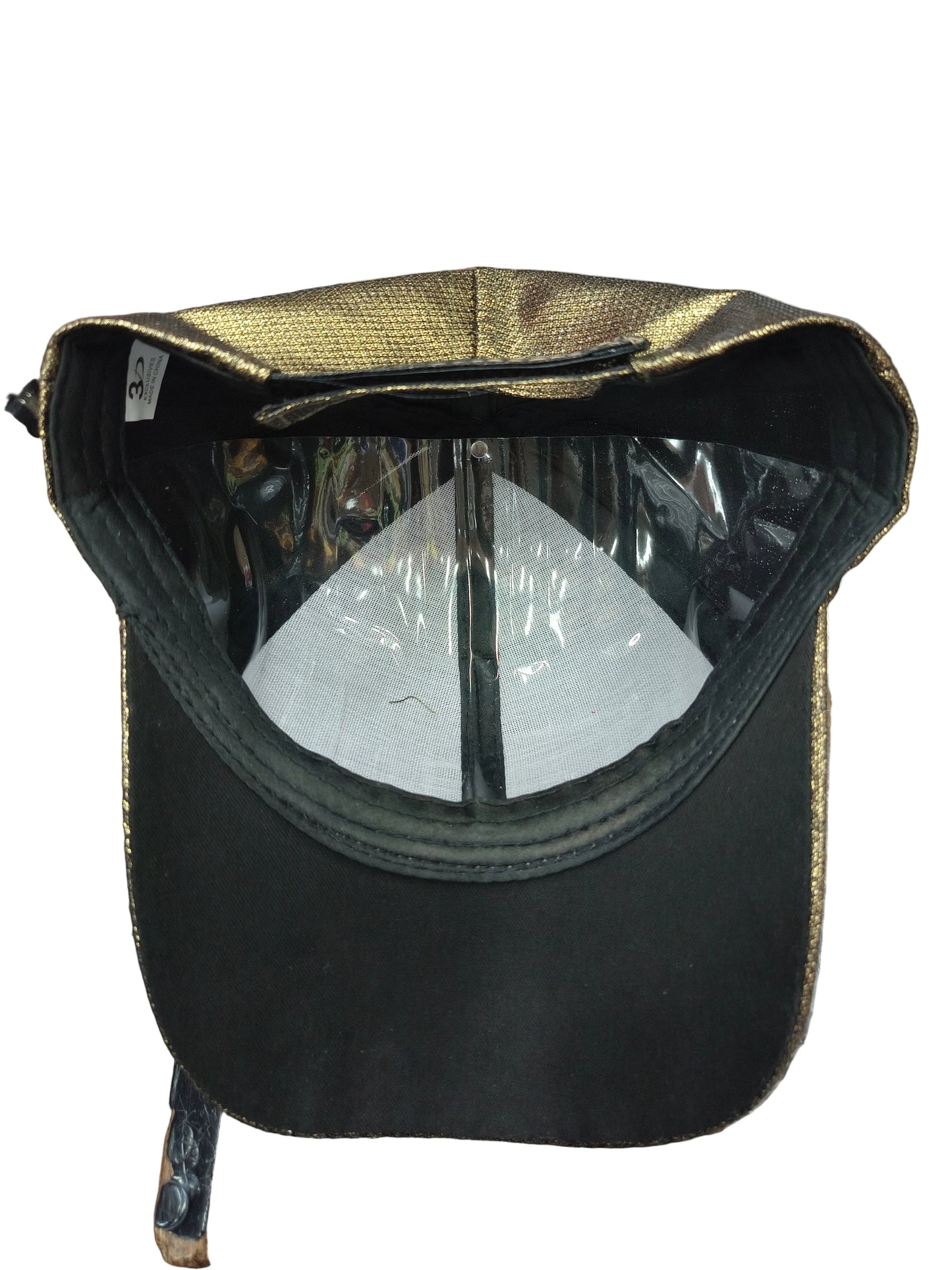 Gorra con diseño transformable en la parte de adelante