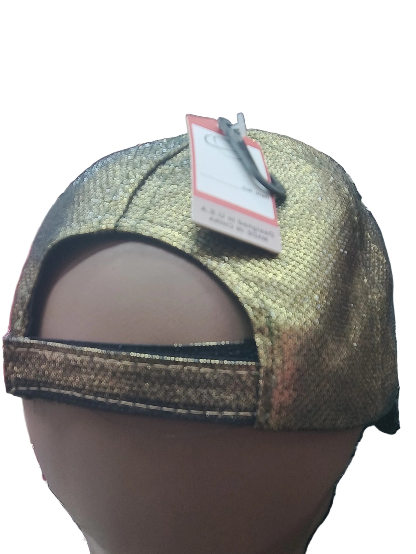 Gorra con diseño transformable en la parte de adelante
