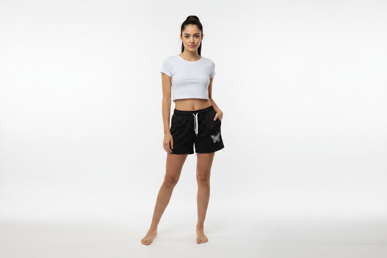 Pantalón corto con mariposa diseñada en el frente