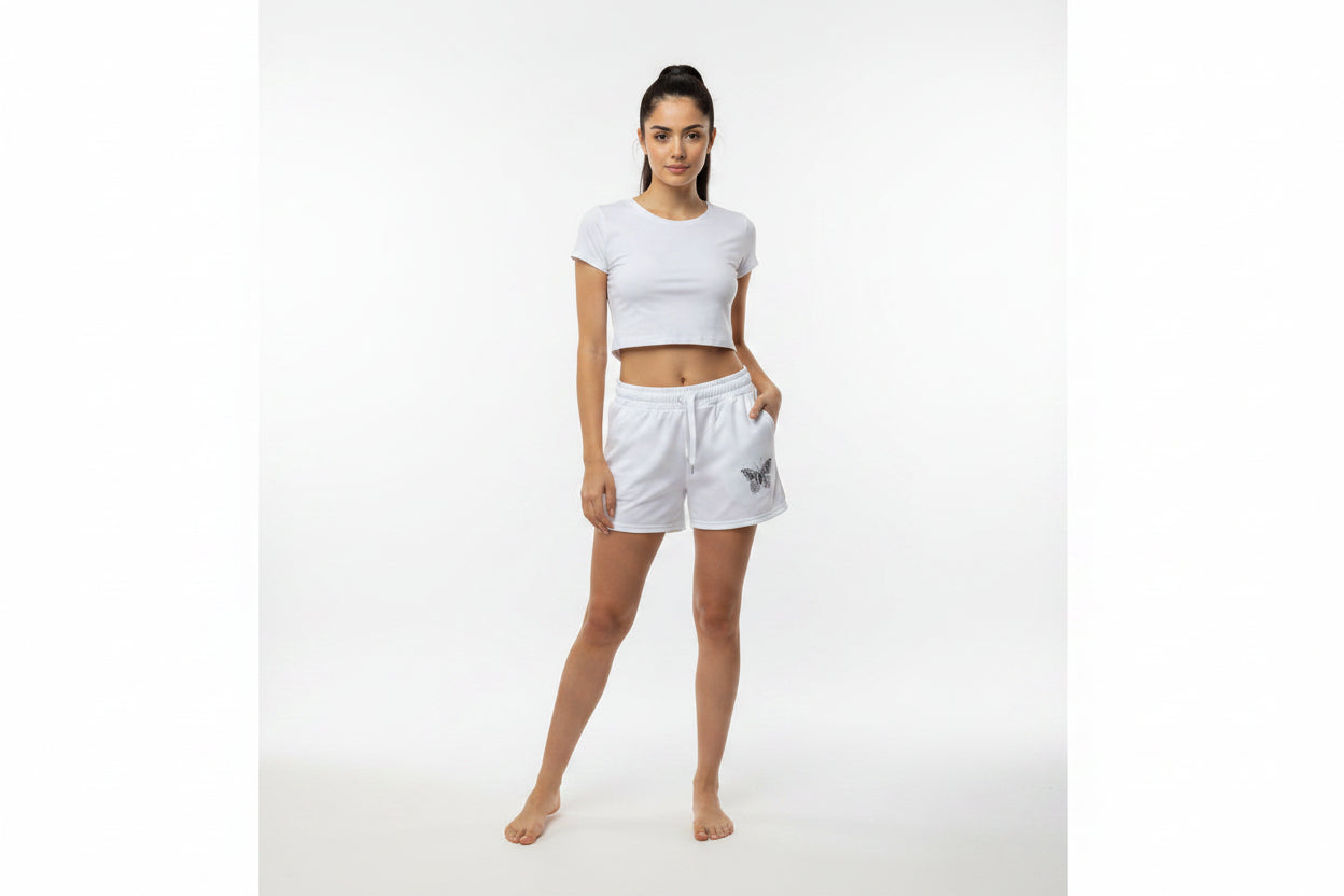 Pantalón corto con mariposa diseñada en el frente
