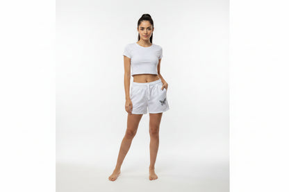 Pantalón corto con mariposa diseñada en el frente