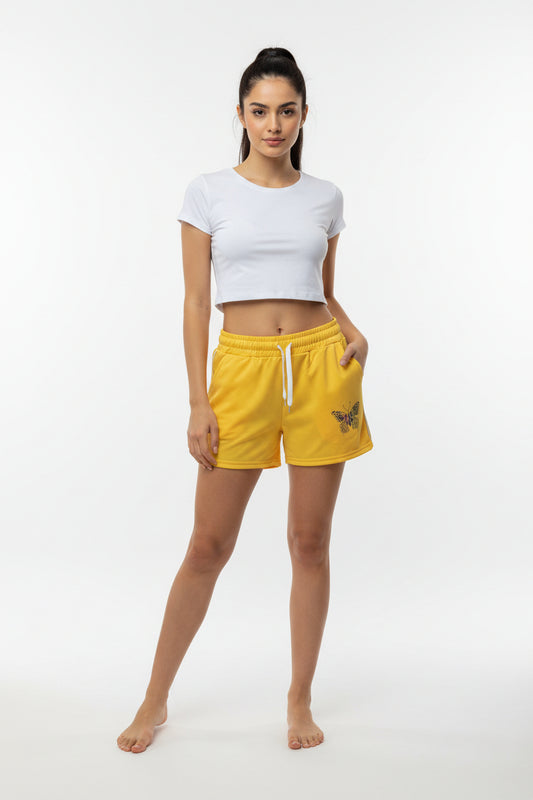 Pantalón corto con mariposa diseñada en el frente