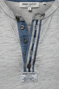 Poloche gris con diseño en el cuello en botónes
