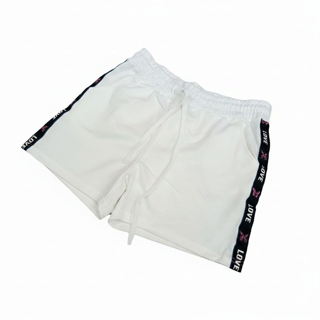 Pantalón corto con diseño en los lados laterales