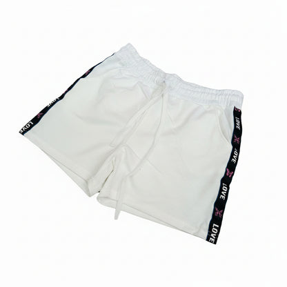 Pantalón corto con diseño en los lados laterales