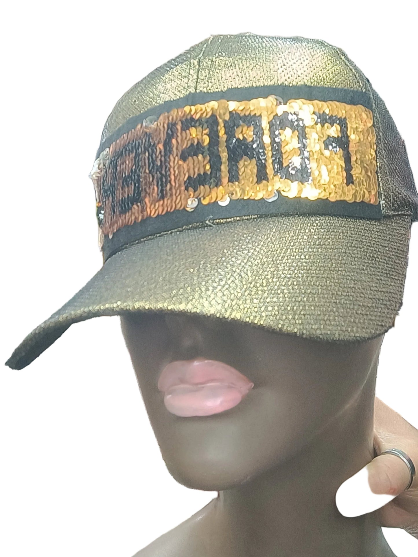 Gorra con diseño transformable en la parte de adelante