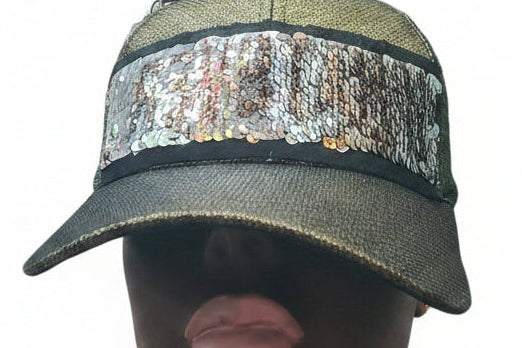 Gorra con diseño transformable en la parte de adelante