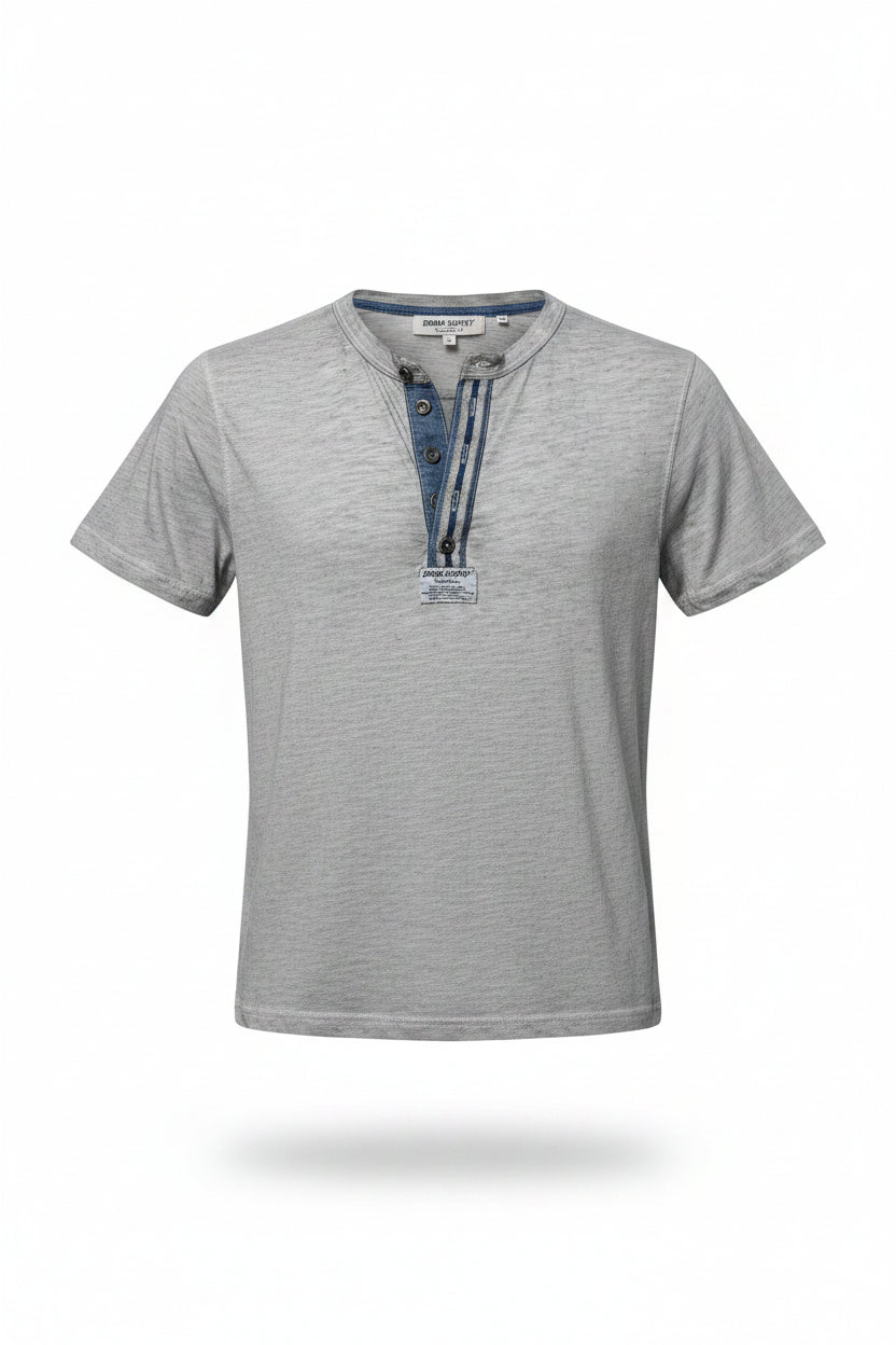 Poloche gris con diseño en el cuello en botónes