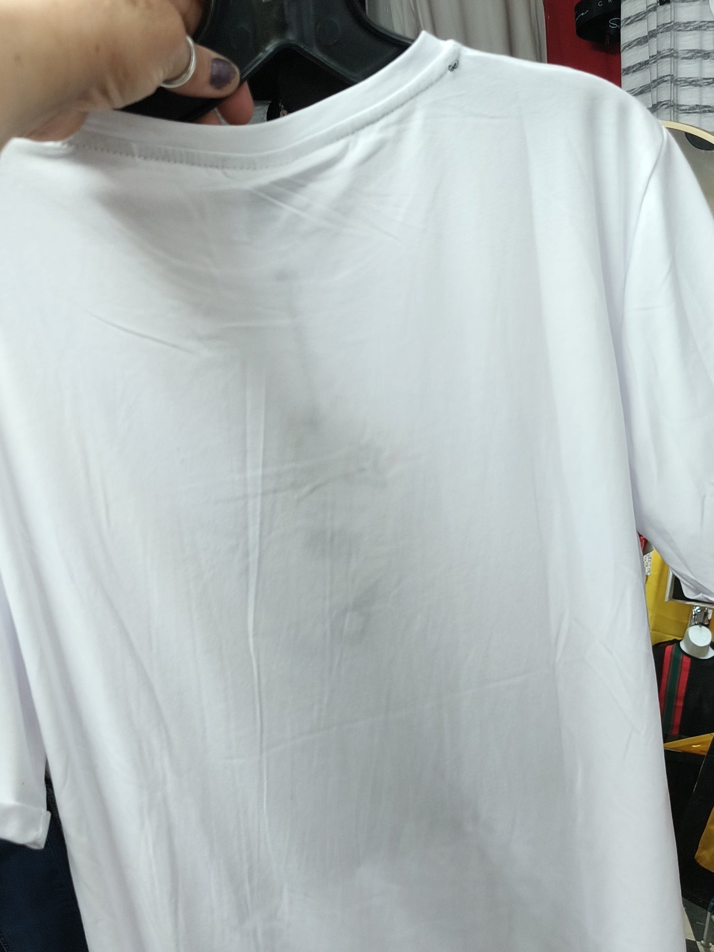 Poloche en blanco con diseño plateado