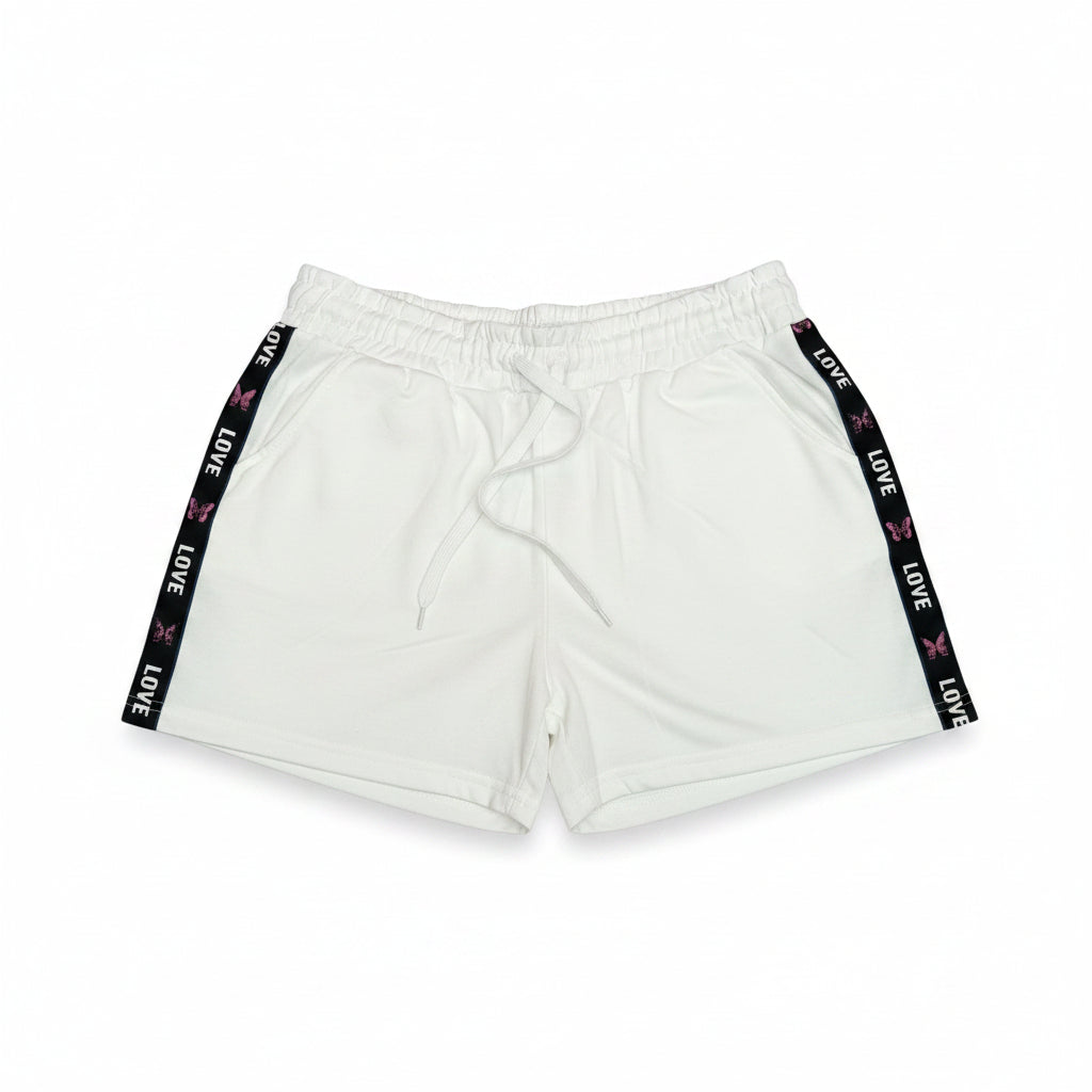 Pantalón corto con diseño en los lados laterales