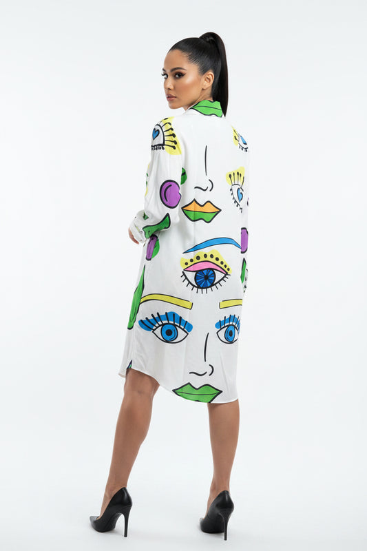 Vestido en blanco con diseño azul amarillo variado