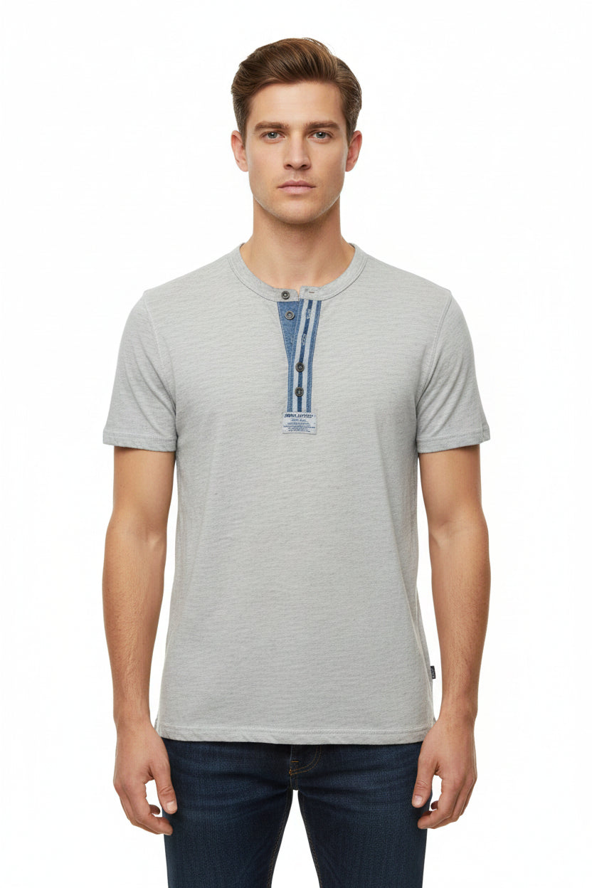 Poloche gris con diseño en el cuello en botónes