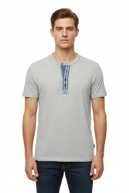 Poloche gris con diseño en el cuello en botónes