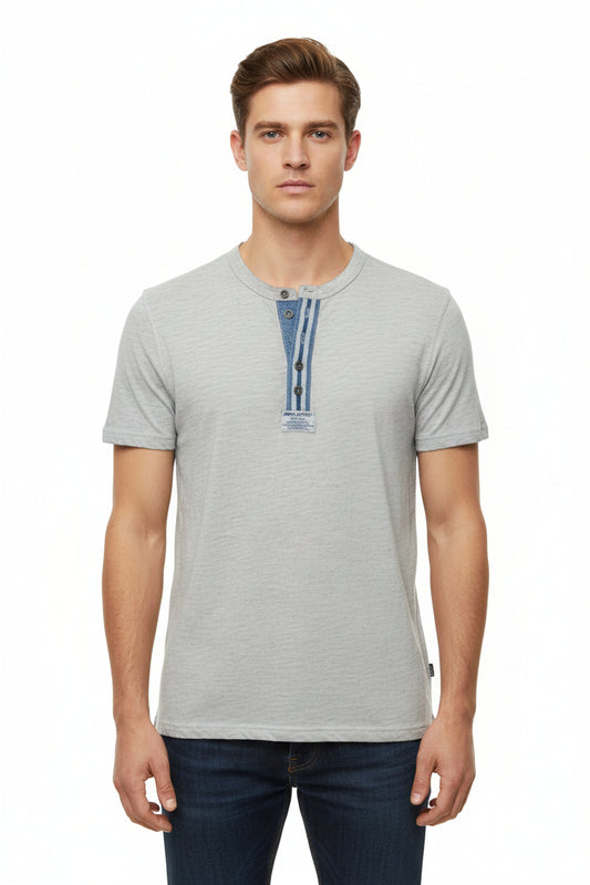 Poloche gris con diseño en el cuello en botónes