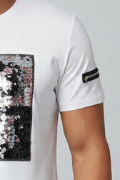 Poloche en blanco con diseño plateado