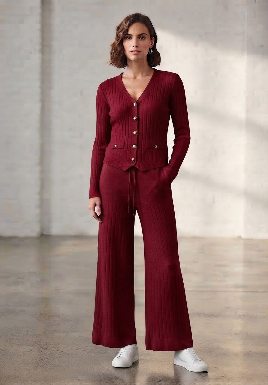 Conjunto de punto acanalado color vino con cardigan de botones dorados y pantalón de pierna ancha