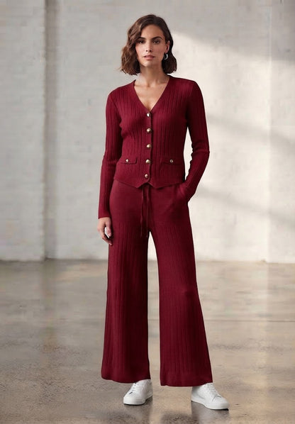 Conjunto de punto acanalado color vino con cardigan de botones dorados y pantalón de pierna ancha