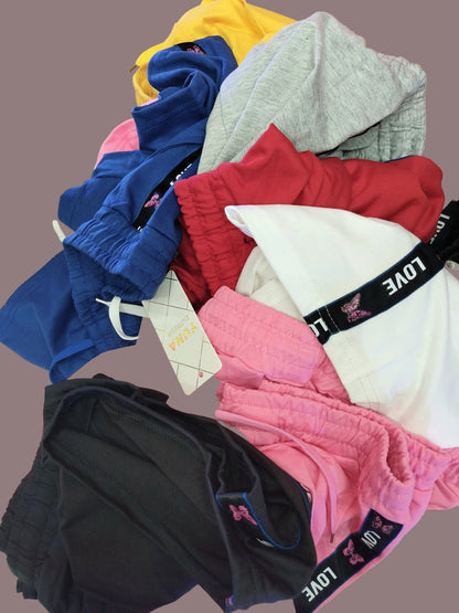 Pantalón corto con diseño en los lados laterales