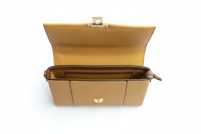 Color amarillo mostaza con Brown