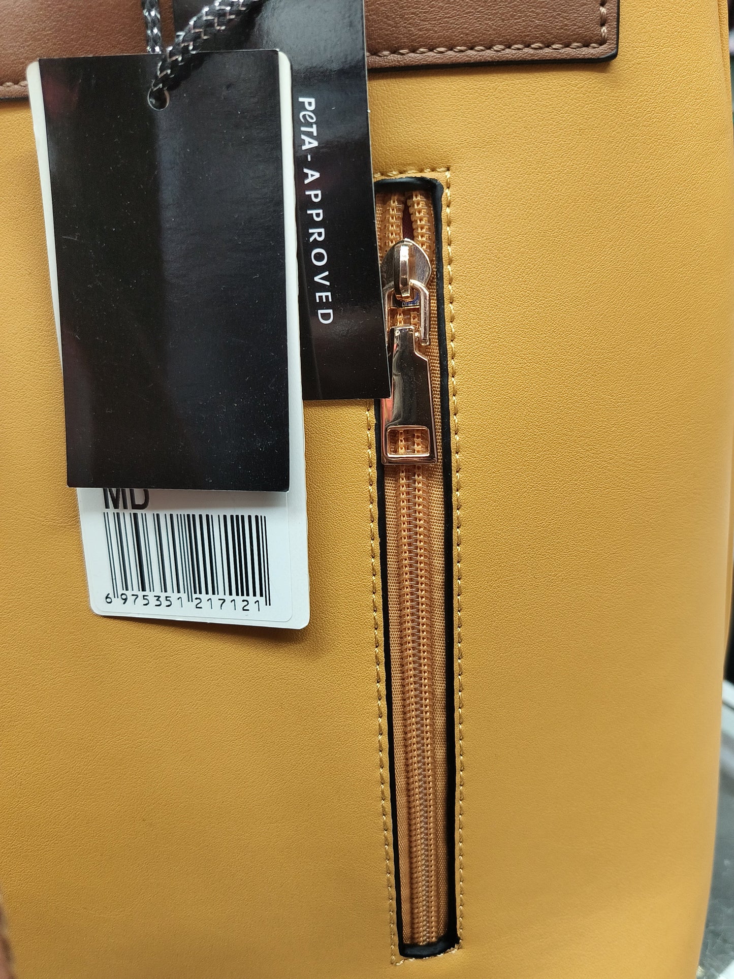 Color amarillo mostaza con Brown