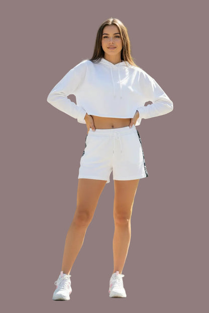 Pantalón corto con diseño en los lados laterales