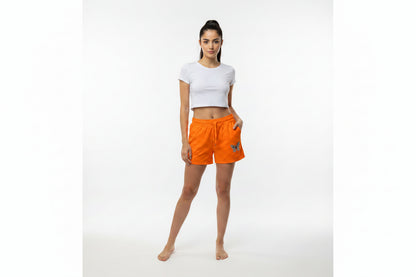 Pantalón corto con mariposa diseñada en el frente