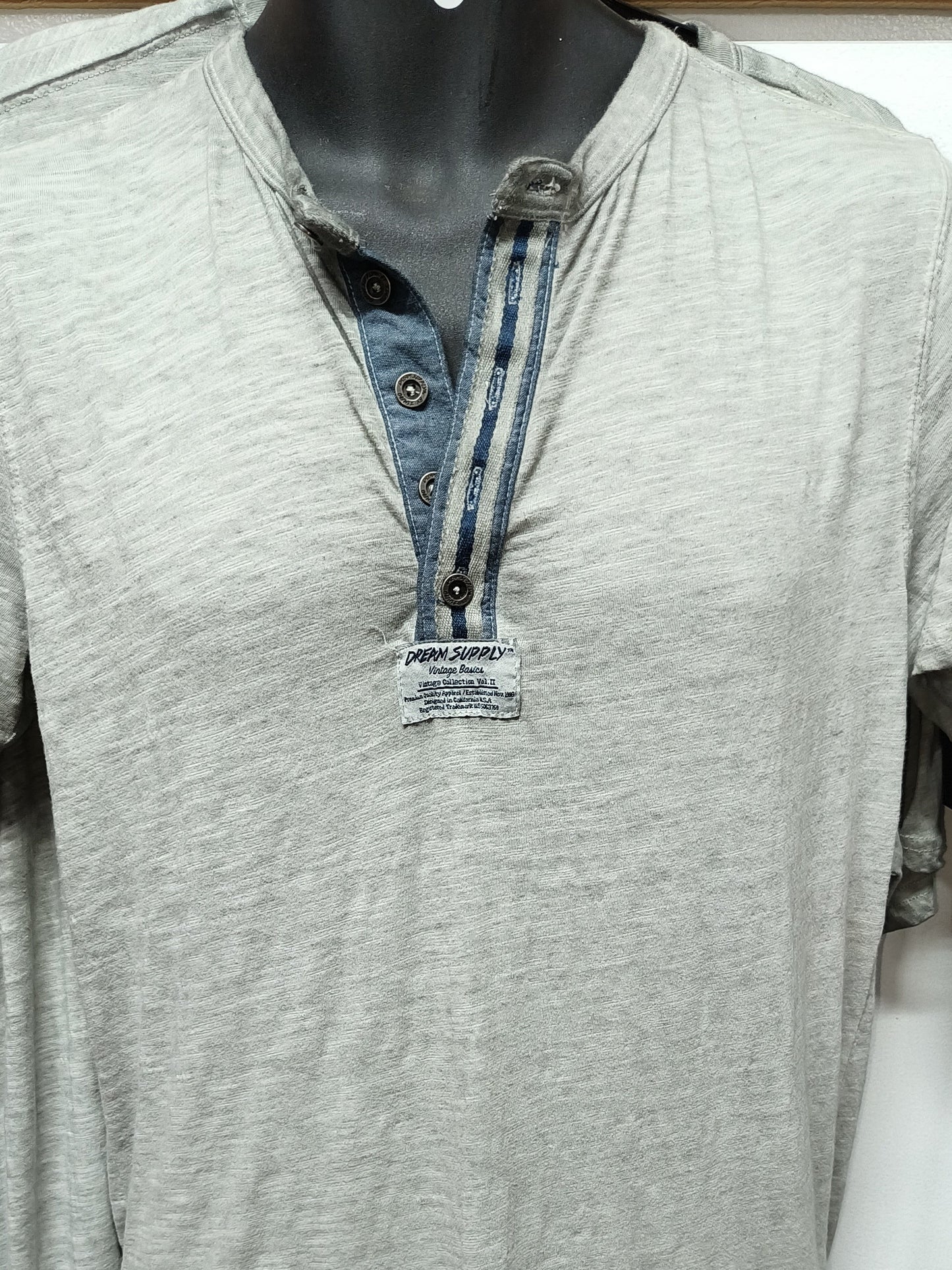 Poloche gris con diseño en el cuello en botónes