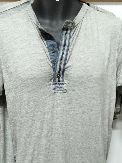 Poloche gris con diseño en el cuello en botónes