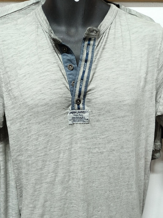 Poloche gris con diseño en el cuello en botónes