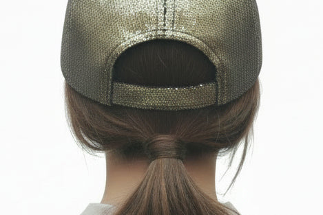 Gorra con diseño transformable en la parte de adelante