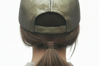 Gorra con diseño transformable en la parte de adelante