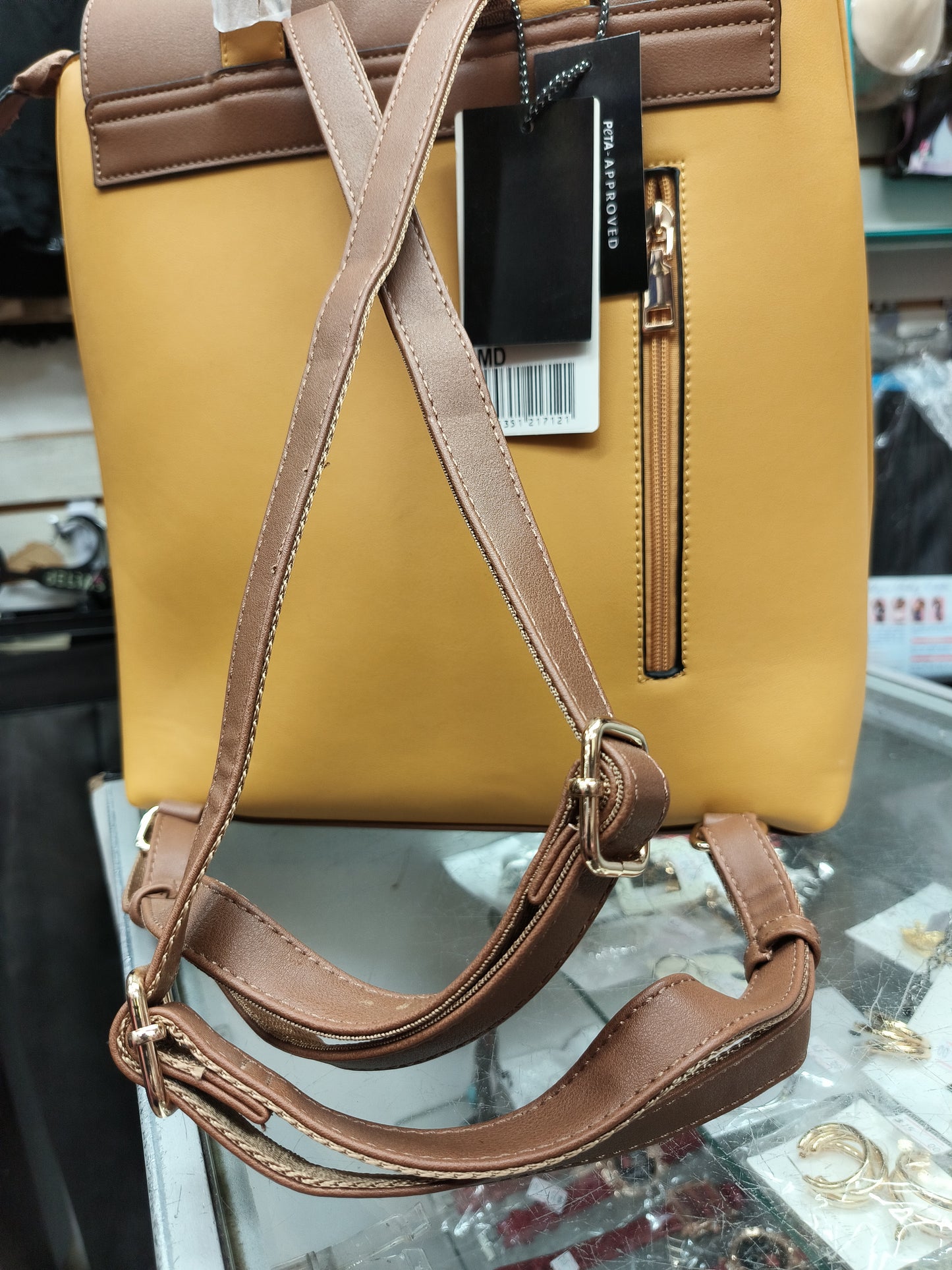 Color amarillo mostaza con Brown
