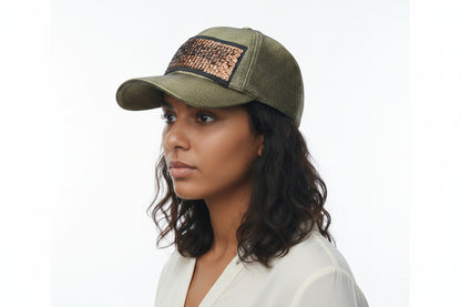 Gorra con diseño transformable en la parte de adelante
