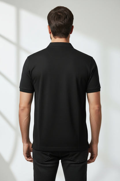O lo checo un cuello en negro sólido