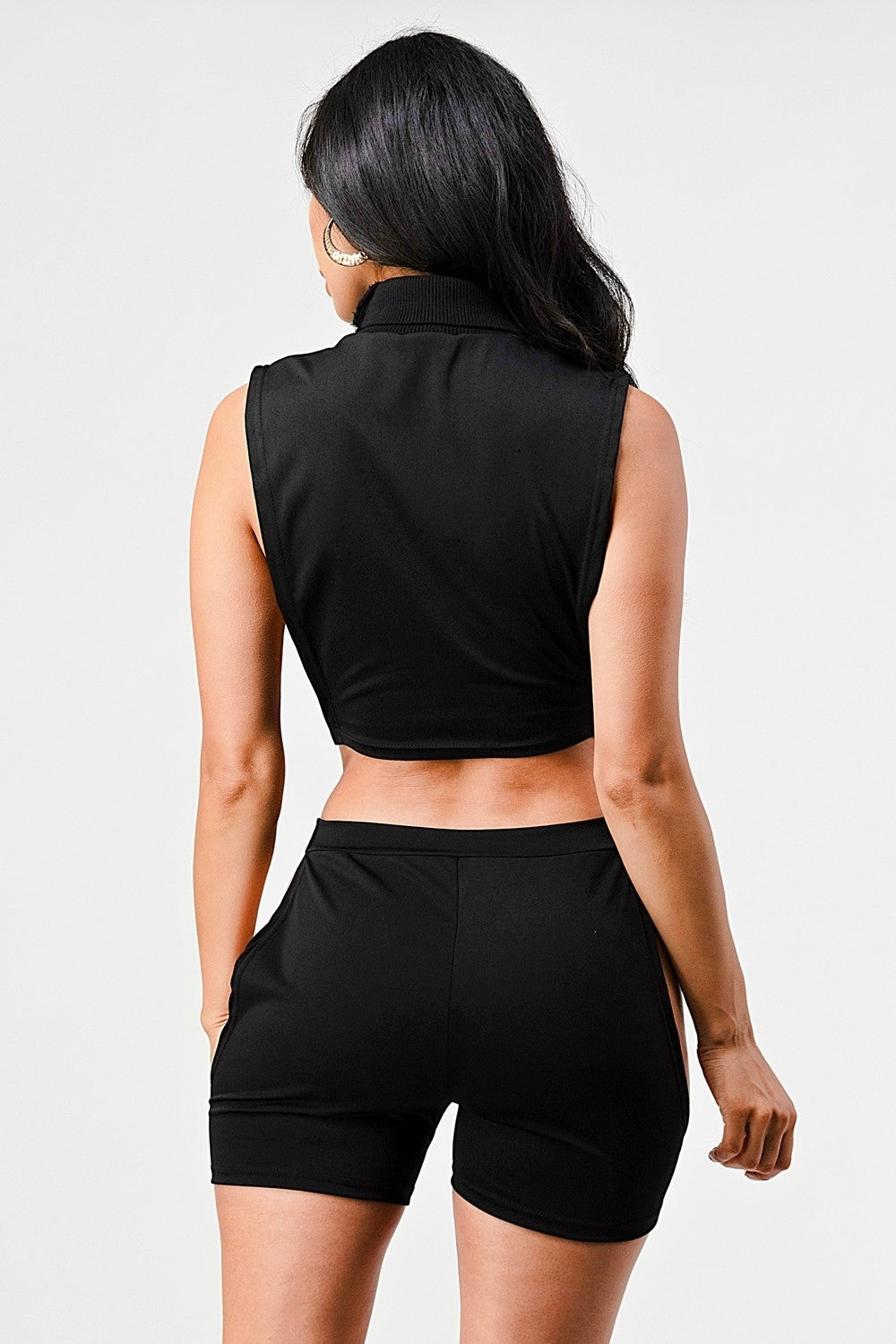 SET Two-piece in two colors: black.